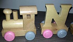 Hračky - Drevený písmenkový vláčik - sivo-ružové kolieska - 15138933_
