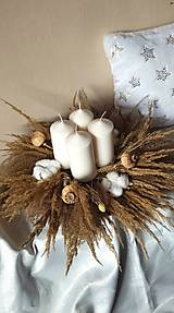 Dekorácie - Adventný veniec Boho s bielymi sviečkami na zlatej tácke - 15140879_