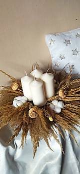 Dekorácie - Adventný veniec Boho s bielymi sviečkami na zlatej tácke - 15140880_