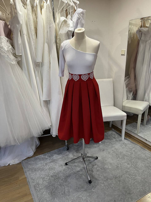Vyšívaná červená sukňa II.