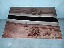 Nábytok - Predám konferenčný stolík z orechového dreva s epoxidom - 15145467_
