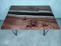 Nábytok - Predám konferenčný stolík z orechového dreva s epoxidom - 15145470_
