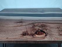 Nábytok - Predám konferenčný stolík z orechového dreva s epoxidom - 15145471_