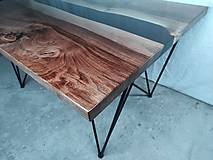Nábytok - Predám konferenčný stolík z orechového dreva s epoxidom - 15145474_