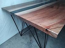 Nábytok - Predám konferenčný stolík z orechového dreva s epoxidom - 15145475_