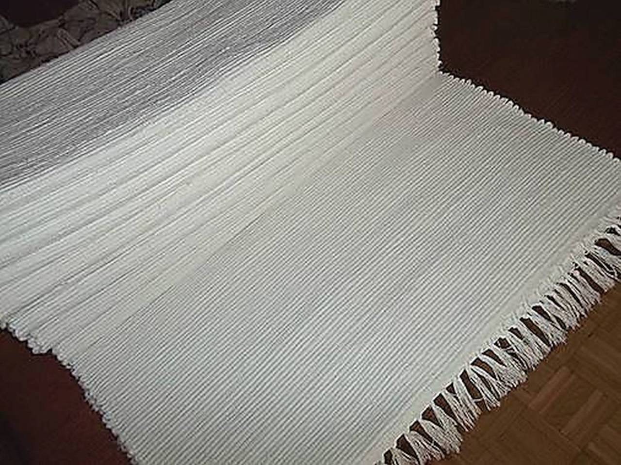 tkany koberec biely