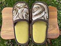 Ponožky, pančuchy, obuv - Zeleno-hnedé papuče so vzorom - 15146639_