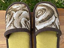 Ponožky, pančuchy, obuv - Zeleno-hnedé papuče so vzorom - 15146640_