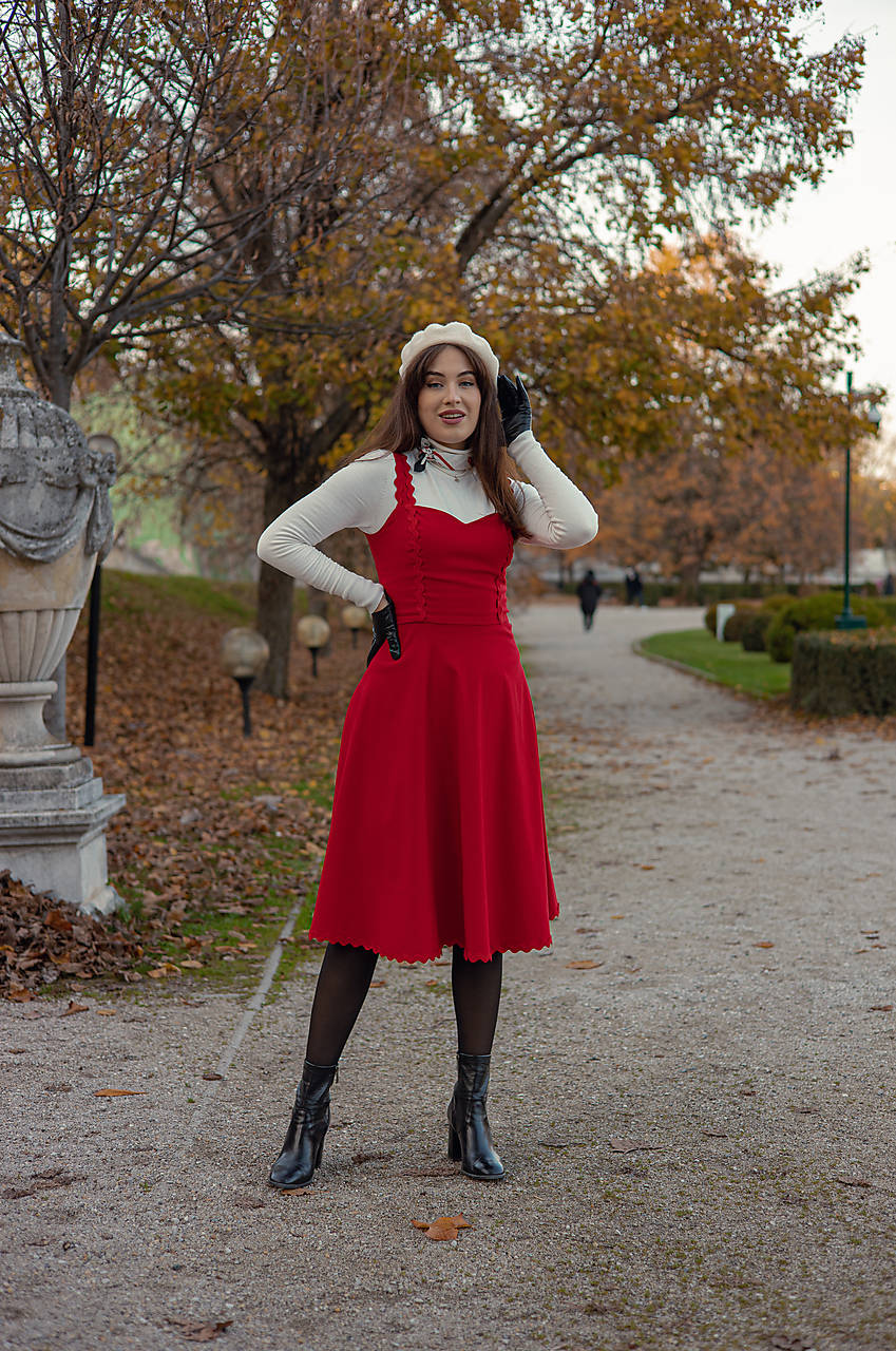 Červené korzetové šaty ozdobené hadovkou