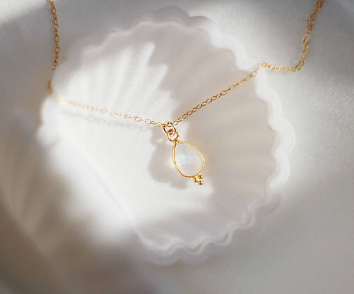 Minimalistický zlatý náhrdelník s mesačným kameňom (Gold-filled, plnený 14kt zlatom)
