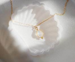 Náhrdelníky - Minimalistický zlatý náhrdelník s mesačným kameňom (Gold-filled, plnený 14kt zlatom) - 15153355_