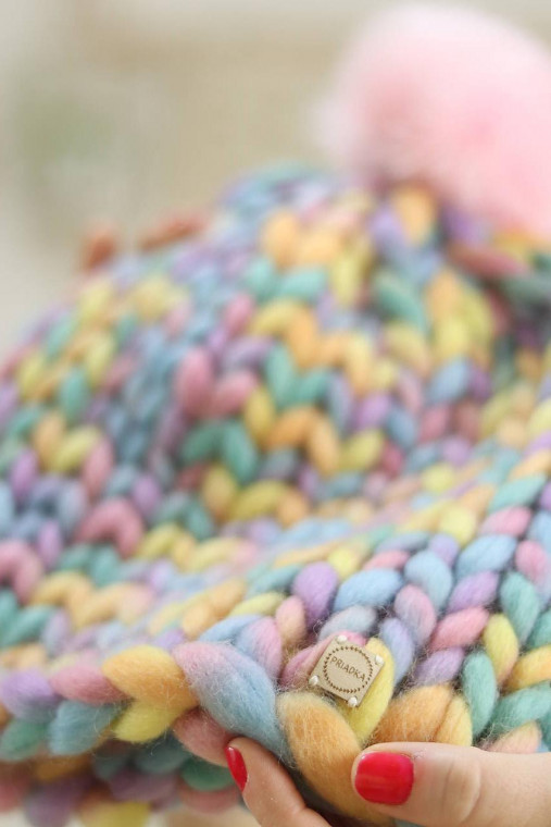 Chunky "Handspunka" extra hrubá pletená vlnená merino čiapka (Pestrofarebná, ružový brmbolec, klasický strih)