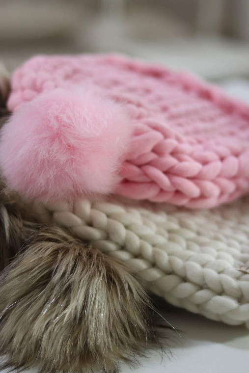 Chunky "Handspunka" extra hrubá pletená vlnená merino čiapka (Ružový melír svetlý, svetlý ružový brmbolec, mierne predlžena)
