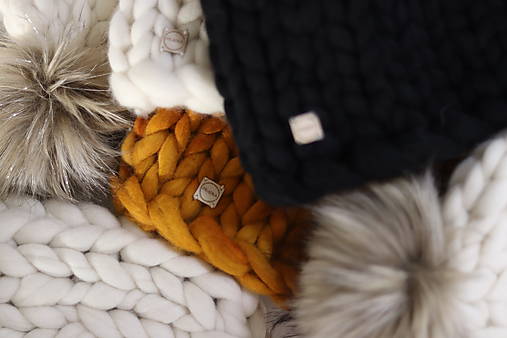 Chunky "Handspunka" extra hrubá pletená vlnená merino čiapka (Biela, svetlý béžový/hnedý  brmbolec, mierne predlžena)