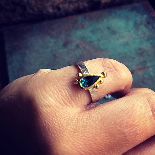 Pozlátený strieborný prsteň s turmalínom -  Apu