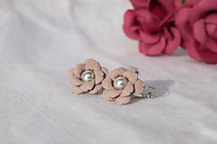 Detské doplnky - Pudrové kvetinkové náušnice s perličkou - 15151101_