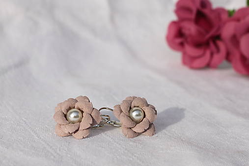 Pudrové kvetinkové náušnice s perličkou
