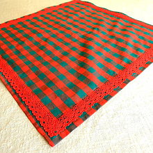 Úžitkový textil - Stredový obrus z červeno-zeleného kanafasu  (s červenou bavlnenou čipkou) - 15152827_
