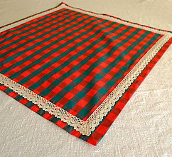 Úžitkový textil - Stredový obrus z červeno-zeleného kanafasu  (so smotanovou bavlnenou čipkou) - 15152828_