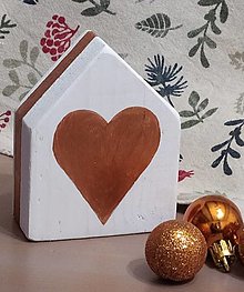 Dekorácie - dřevěný domeček s bronzovým srdcem - 15149750_