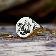 Prstene - Zlatý pečatný prsteň s gravírovaním - 15154303_