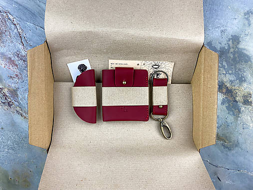 Darčeková sada – unisex – kožená mini peňaženka theia, kľúčenka, organizér na káble (Čierna grain)