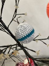 Dekorácie - Vianočná guľa pre šťastie (šedo/modrá s bielou vločkou) - 15156615_