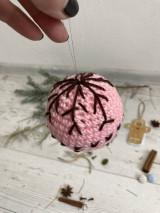 Dekorácie - Vianočná guľa pre šťastie (ružová s bordó vločkou) - 15156624_