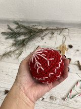 Dekorácie - Vianočná guľa pre šťastie (červená s ružovou vločkou) - 15156628_
