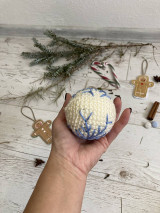 Dekorácie - Vianočná guľa pre šťastie (biela s modrou vločkou) - 15156659_