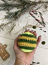 Dekorácie - Vianočná guľa pre šťastie (žlto/zelený pásik) - 15156682_