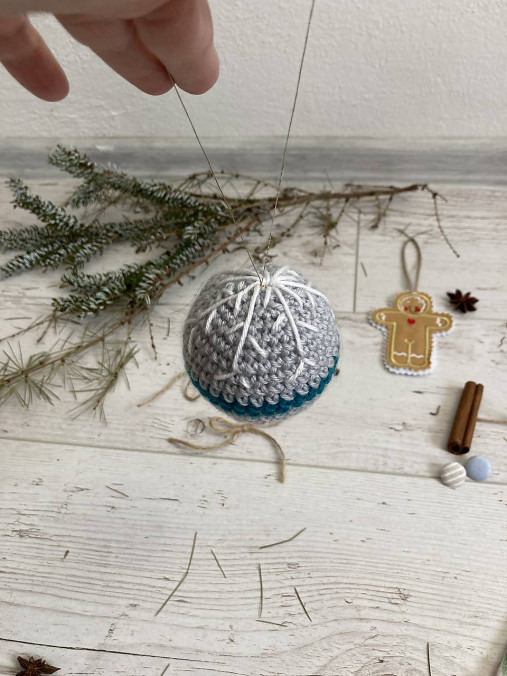 Vianočná guľa pre šťastie (šedo/modrá s bielou vločkou)