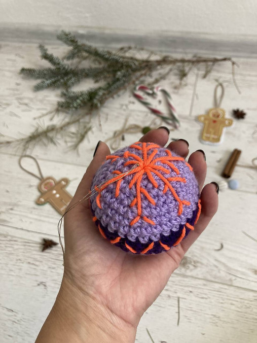 Vianočná guľa pre šťastie (fialová s oranžovou vločkou)