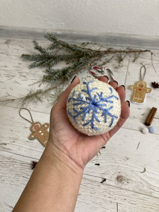Vianočná guľa pre šťastie (biela s modrou vločkou)