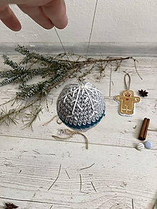 Dekorácie - Vianočná guľa pre šťastie (šedo/modrá s bielou vločkou) - 15156613_