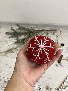 Dekorácie - Vianočná guľa pre šťastie (červená s ružovou vločkou) - 15156627_