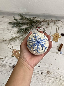 Dekorácie - Vianočná guľa pre šťastie (biela s modrou vločkou) - 15156658_