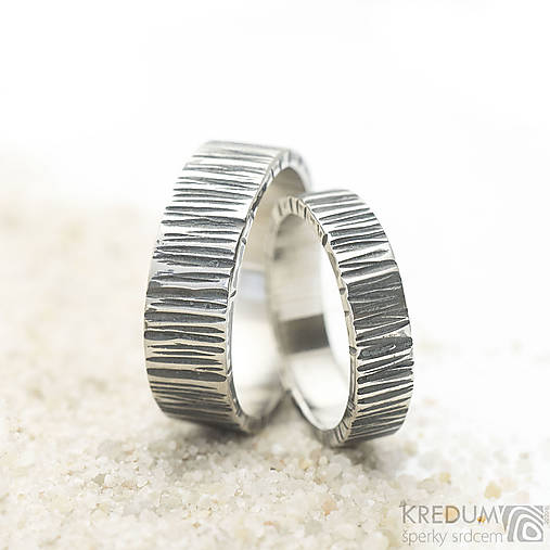  - Ručne kovaný snubný prsteň z nerezavejúcej ocele - Wood - 15159346_