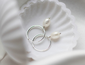 Náušnice - Kruhové náušnice s perlami, strieborné náušnice, svadobné náušnice s perlami - 15162189_