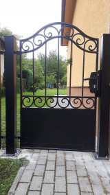 Dekorácie - Brána a bránička s ručne kovaným vidieckym motívom - 15162692_