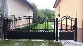 Dekorácie - Brána a bránička s ručne kovaným vidieckym motívom - 15162693_
