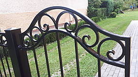 Dekorácie - Brána a bránička s ručne kovaným vidieckym motívom - 15162698_