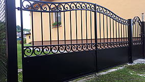 Dekorácie - Brána a bránička s ručne kovaným vidieckym motívom - 15162701_