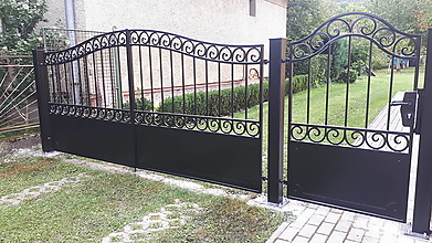 Dekorácie - Brána a bránička s ručne kovaným vidieckym motívom - 15162681_