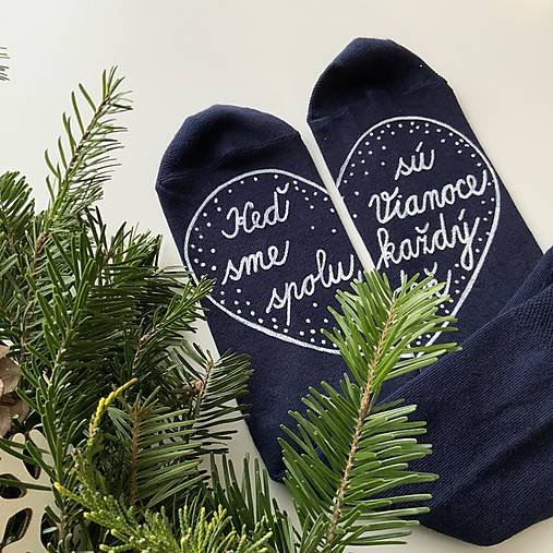Maľované vianočné ponožky s nápisom: "Keď sme spolu, sú VIANOCE každý deň"  (tmavomodré)