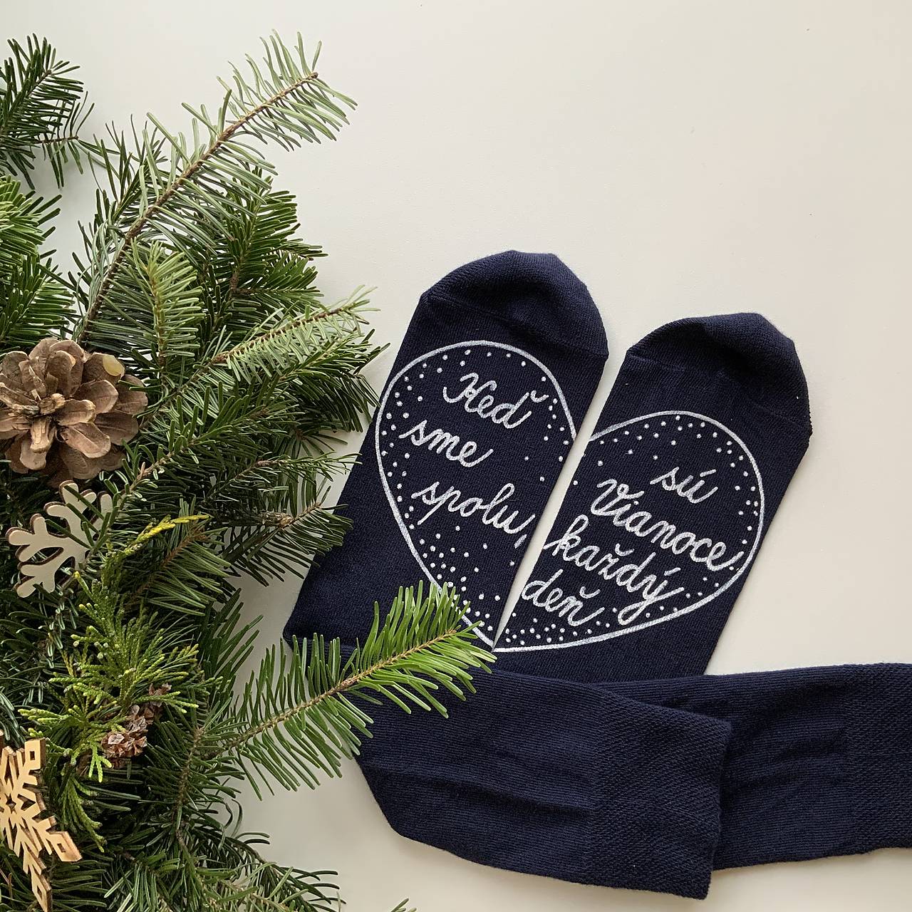 Maľované vianočné ponožky s nápisom: "Keď sme spolu, sú VIANOCE každý deň"  (tmavomodré)
