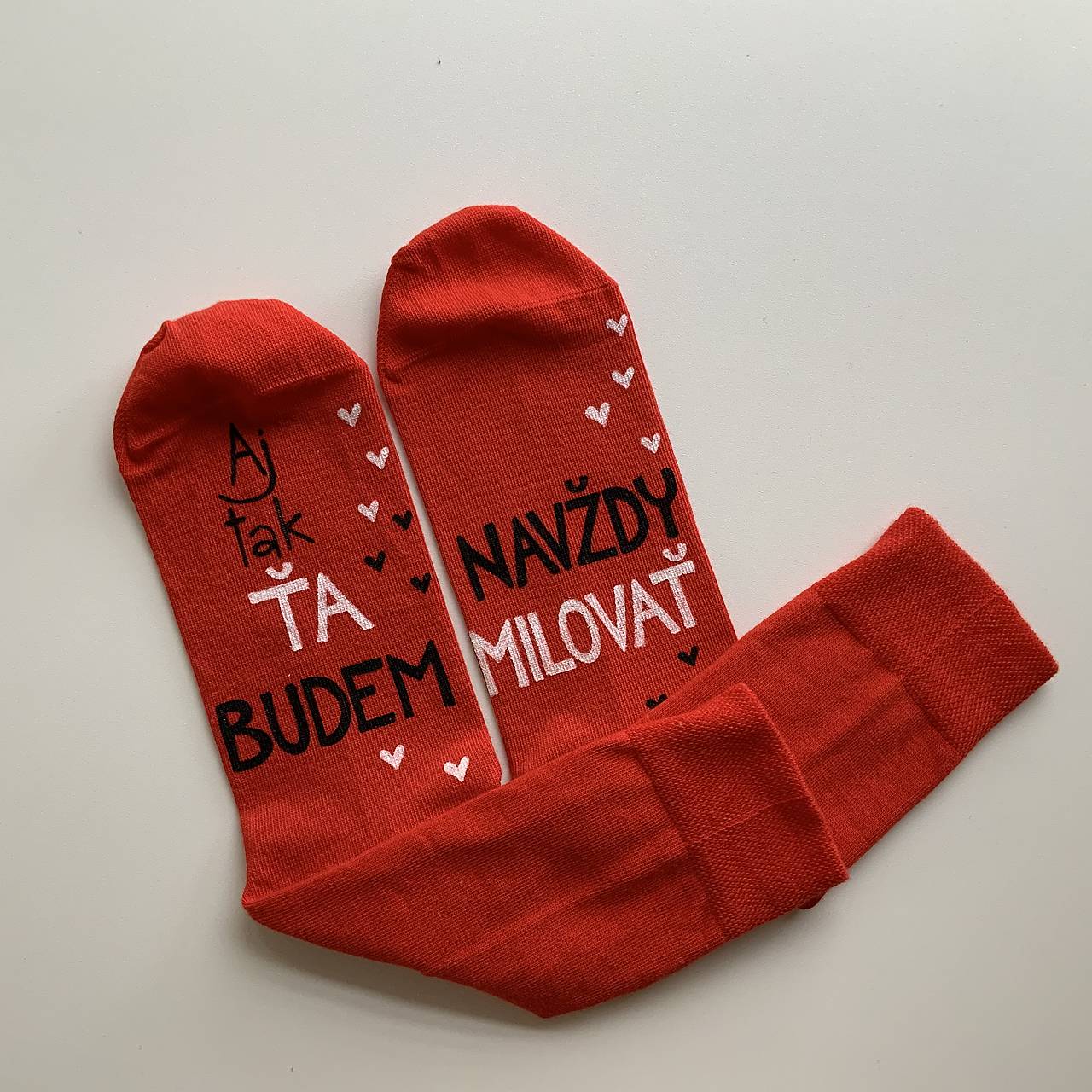 Zamilované maľované ponožky s nápisom: ”Aj tak ŤA BUDEM / ...NAVŽDY MILOVAŤ” (39-42)