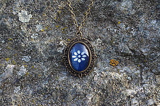 Náhrdelníky - Modrotlač v náhrdelníku (v menšom náhrdelníku) - 15169490_