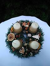 Dekorácie - prírodný adventný veniec  so sviečkami 25  cm - 15166082_