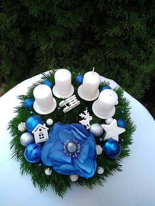 Dekorácie - ZĽAVA z 35 na 30 eur adventný veniec modrý so sviečkami 30 cm - 15166061_